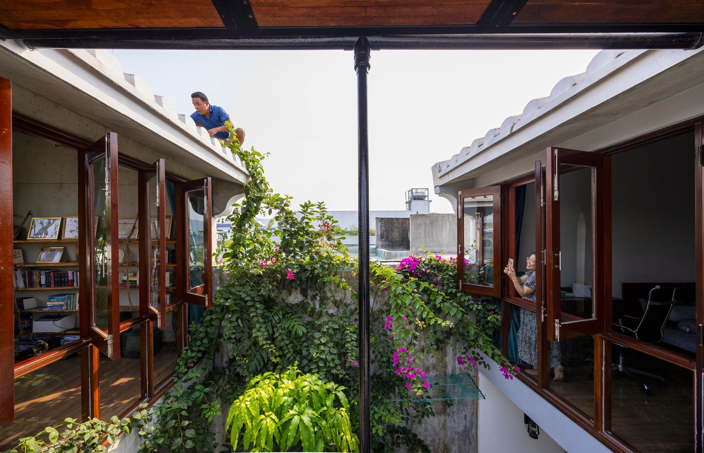 Cấu trúc mái truyền thống, bao gồm hai dãy nhà quay mặt ra sân trung tâm, thể hiện sự tôn kính đối với khu vườn xinh đẹp ở trung tâm khu nhà. Cấu trúc mái truyền thống, bao gồm hai dãy nhà quay mặt ra sân trung tâm, thể hiện sự tôn kính đối với khu vườn xinh đẹp ở trung tâm khu nhà.