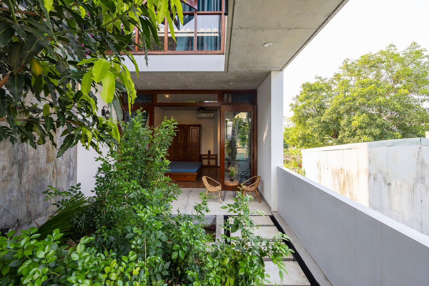 Không gian trung tâm đóng vai trò là trái tim của ngôi nhà, là nơi có phòng khách, khu vực học tập và nghiên cứu của gia đình. Không gian trung tâm đóng vai trò là trái tim của ngôi nhà, là nơi có phòng khách, khu vực học tập và nghiên cứu của gia đình.