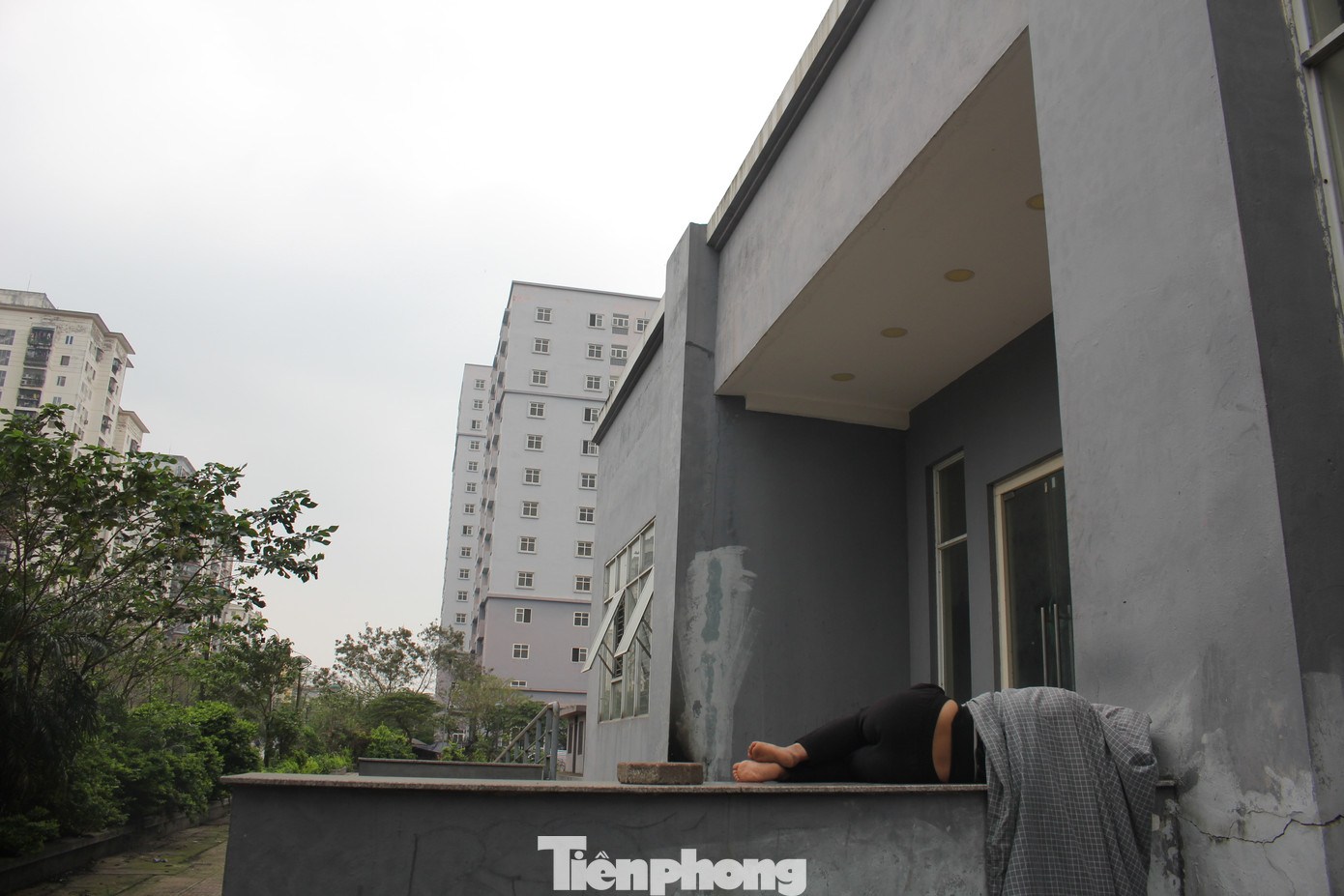 Theo nhiều người, các dự án tái định cư được xây dựng với mục đích cung cấp nơi ở ổn định, cho các hộ dân phải di dời khỏi những khu vực bị quy hoạch hoặc giải tỏa. Tuy nhiên, thay vì mang lại một cuộc sống mới tốt đẹp hơn, nhiều căn hộ bên hồ Đền Lừ lại bị bỏ hoang là vô cùng lãng phí.