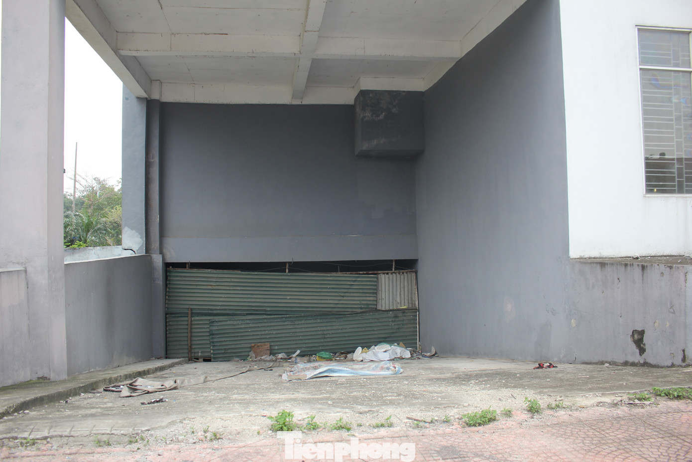 Một mặt của khu tái định cư Đền Lừ III ngổn ngang phế liệu và được tận dụng làm nơi đỗ xe.