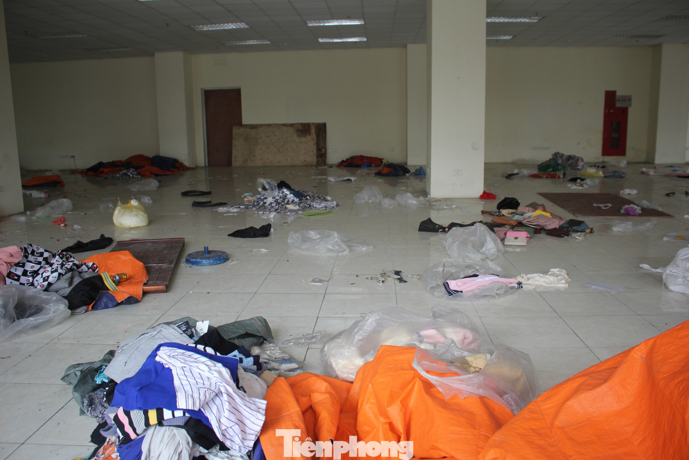 Cơ sở vật chất xuống cấp do không được tu sửa và bảo dưỡng thường xuyên. Bên trong sảnh tầng 1 của khu tái định cư hồ Đền Lừ III, sàn nhà la liệt quần áo cũ, bìa cứng, rác thải.