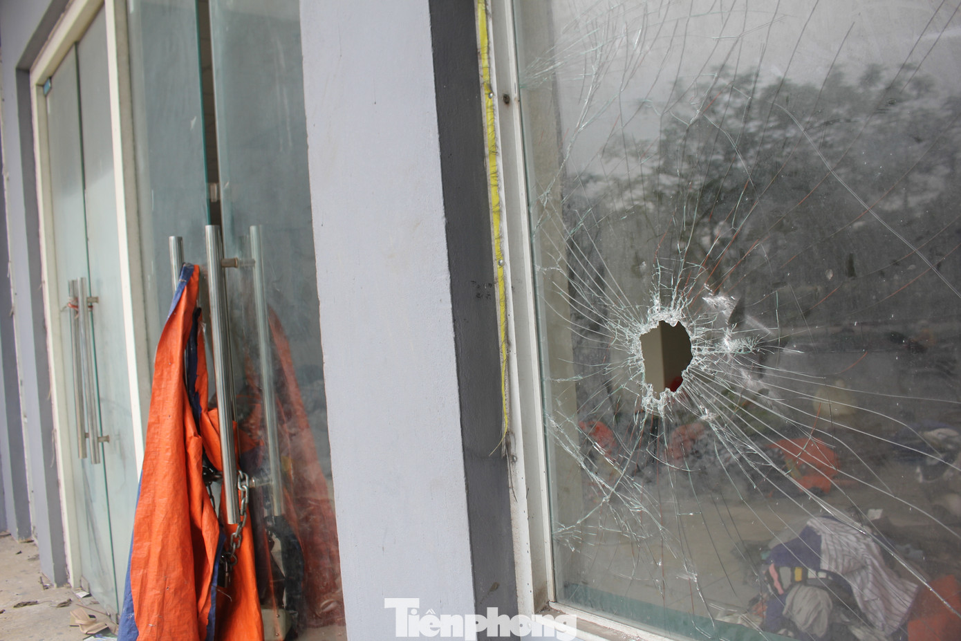 Khu nhà được xây dựng khang trang nhưng đã trở nên hoang tàn do không được bảo dưỡng và tu sửa.