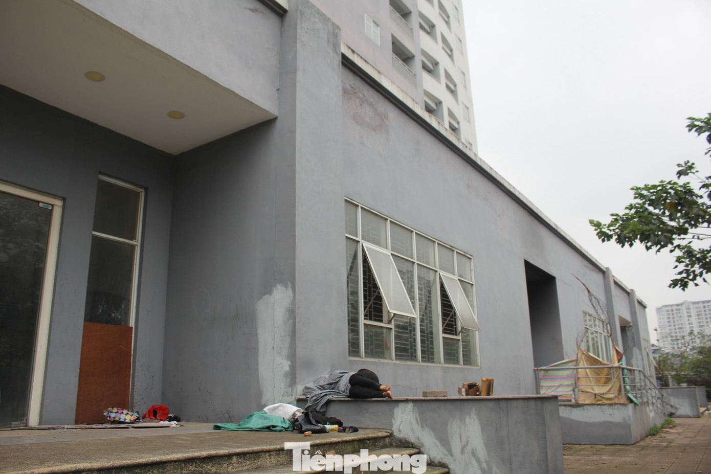 Hình ảnh tòa nhà tái định cư khang trang nhưng không có người về ở, mà trở nên nhếch nhác, làm chỗ ngủ tạm của nhiều người khiến dư luận không khỏi xót xa.