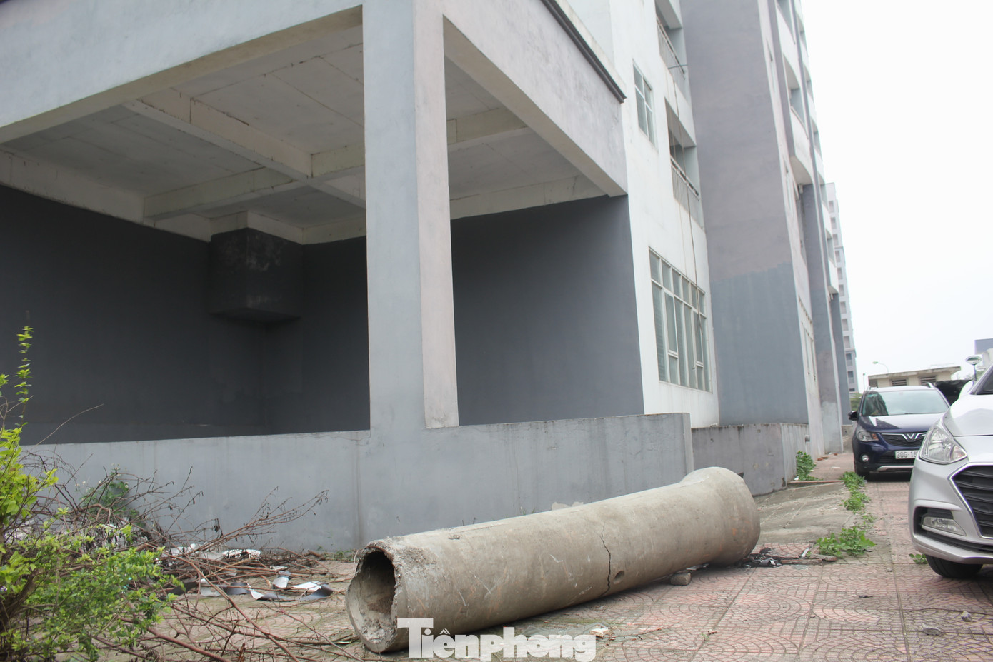 Một mặt của khu tái định cư Đền Lừ III ngổn ngang phế liệu và được tận dụng làm nơi đỗ xe.