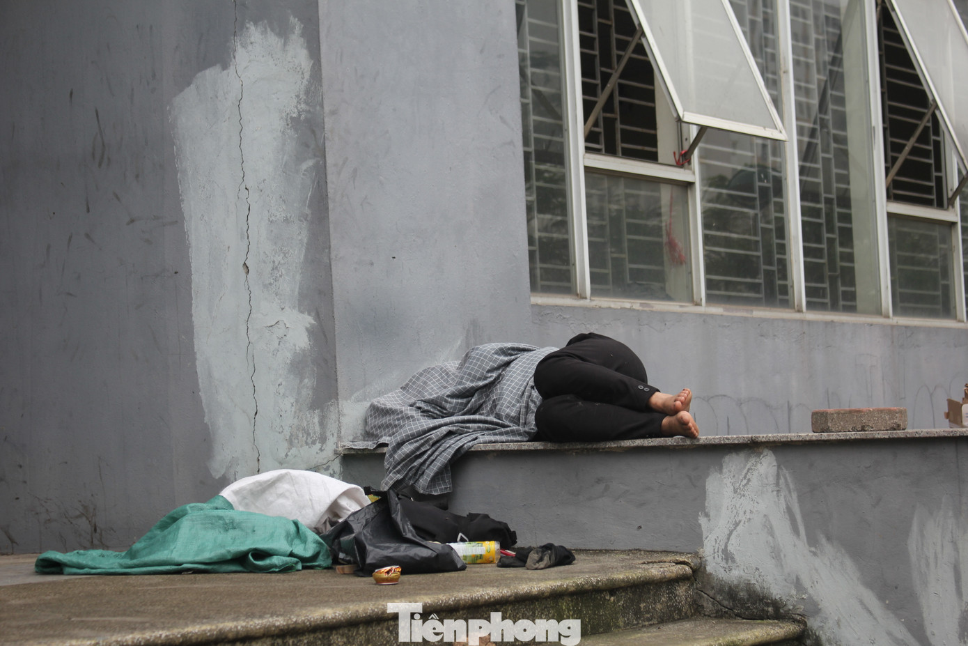 Hình ảnh tòa nhà tái định cư khang trang nhưng không có người về ở, mà trở nên nhếch nhác, làm chỗ ngủ tạm của nhiều người khiến dư luận không khỏi xót xa.