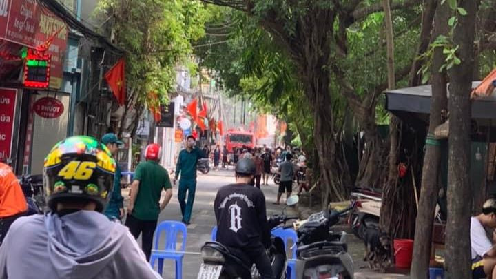 Ngay sau khi nhận được tin báo, 6 xe chuyên dụng và cảnh sát phòng cháy chữa cháy đã tới hiện trường để tiếp cận ngôi nhà và hướng dẫn người dân thoát hiểm. May mắn vụ cháy không gây thiệt hại về người.