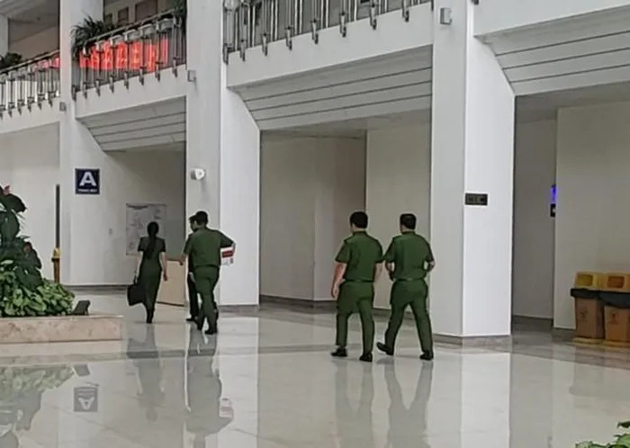 Công an đến thực hiện lệnh khám xét nơi làm việc của ông Phạm Bé tại Sở GTVT tỉnh Lâm Đồng.