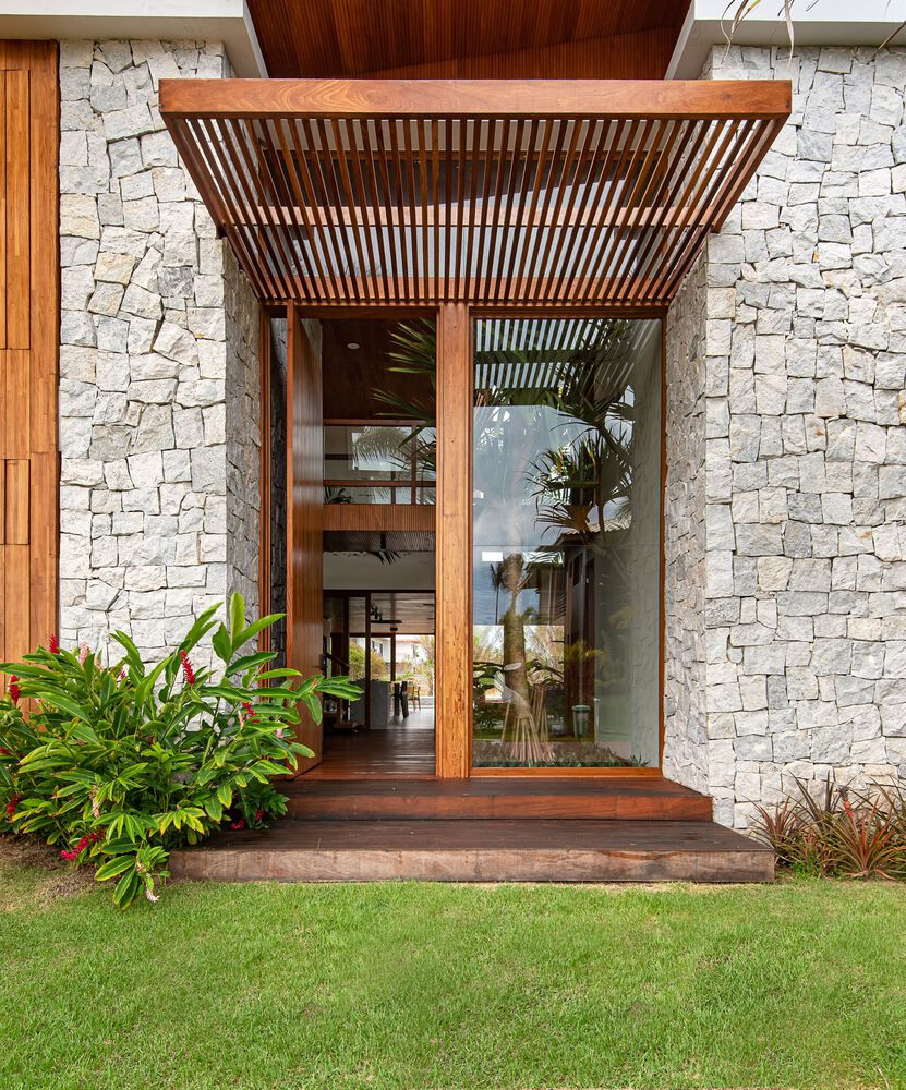 Để ngôi nhà được thông gió tốt nhất có thể, kiến trúc sư thiết kế các cửa kính mở để không khí và gió biển lưu thông khắp các không gian. Để ngôi nhà được thông gió tốt nhất có thể, kiến trúc sư thiết kế các cửa kính mở để không khí và gió biển lưu thông khắp các không gian.