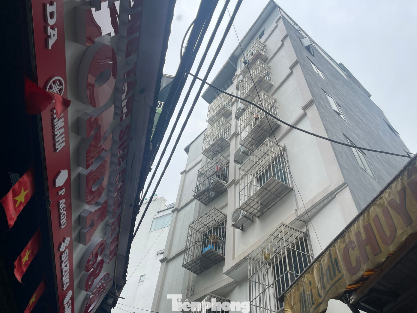 Các tầng bên trên cũng thường bị quây kín bởi phần chuồng cọp bằng kim loại được hàn chắc chắn phía bên ngoài nên người thuê gần như không có lối thoát hiểm khi xảy ra sự cố.