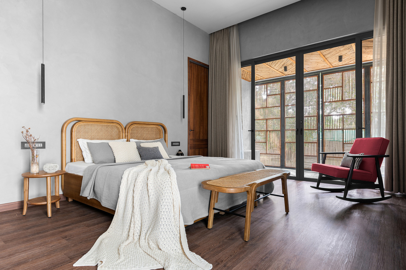 Những không gian riêng tư như phòng ngủ, bao gồm các lỗ mở an toàn hơn, sử dụng cửa và cửa sổ trượt với màn tre để tăng thêm sự riêng tư.