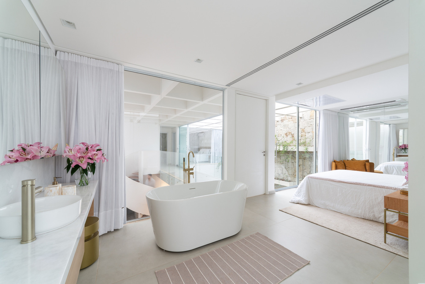 Sau khi hoàn thành, thoạt nhìn ngôi nhà trông rất đơn sơ, nhưng khi chiêm ngưỡng không gian bên trong nhiều người không khỏi bất ngờ.