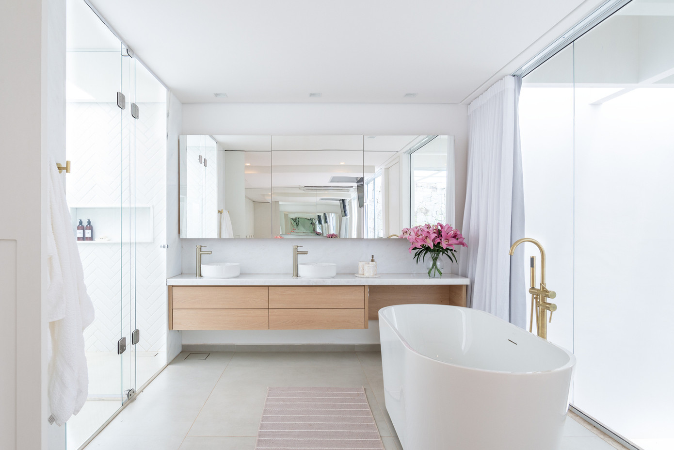 Nhờ sự thiết kế sáng tạo, ngôi nhà mang đến cảm giác về mối quan hệ giữa môi trường bên trong và bên ngoài, làm cho không gian trở nên hấp dẫn và ấm cúng hơn.