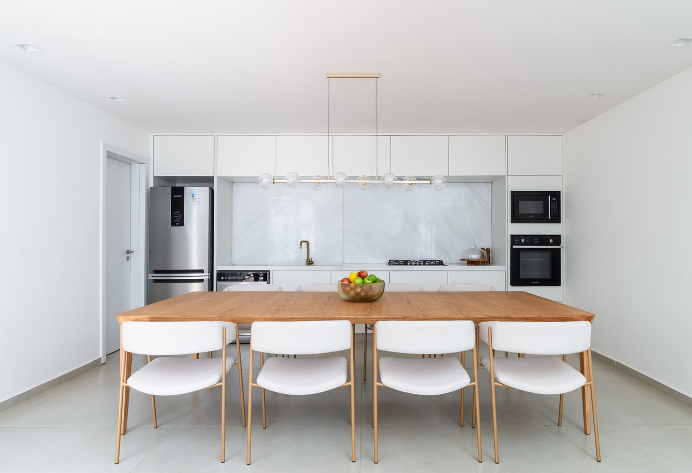 Khối nhà phía sau dành riêng cho nhà bếp, phòng vệ sinh, phòng giặt và dãy phòng chính, được kết nối bằng lối đi.