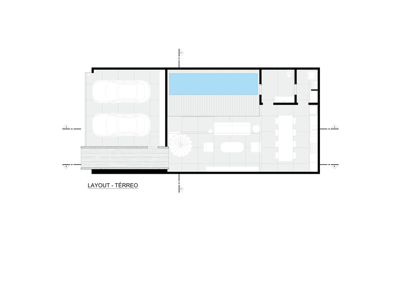 Khu vực sảnh phòng khách và hồ bơi ngoài trời chiếm một không gian có chiều cao gấp đôi để đón nắng, mang lại nguồn sáng cho ngôi nhà.