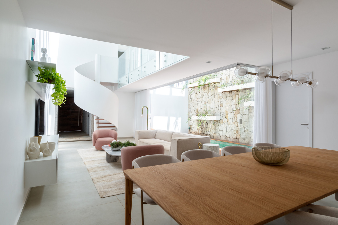 Khối nhà phía sau dành riêng cho nhà bếp, phòng vệ sinh, phòng giặt và dãy phòng chính, được kết nối bằng lối đi.