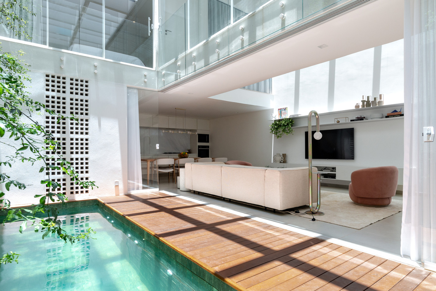 Ngôi nhà gồm 2 tầng riêng biệt. Trong đó, khối nhà phía trước có lối vào chính, có gara, hai phòng ngủ, phòng tắm chung và ban công có cửa thông gió.