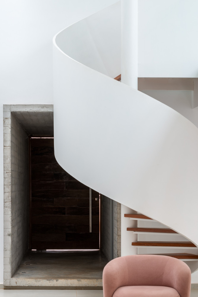 Bê tông được chọn làm vật liệu chủ đạo ở mặt tiền, mang lại sự vững chắc và tác động trực quan.