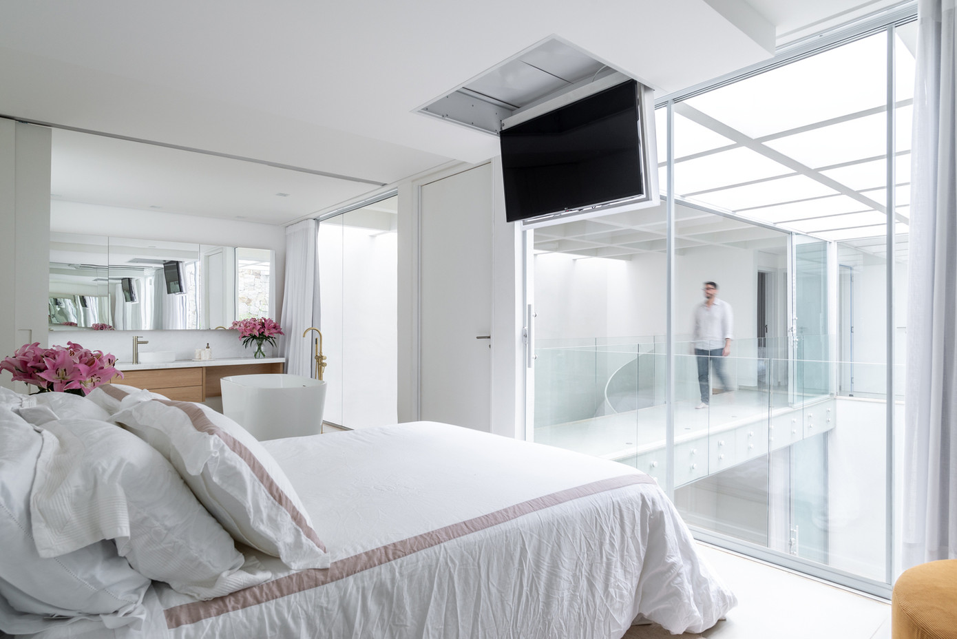 Để tận dụng tối đa ánh sáng tự nhiên, tạo cảm giác trong suốt và kết nối với môi trường bên ngoài, mang đến bầu không khí tươi sáng, kiến trúc sư sử dụng rất nhiều kính cho các cửa sổ.