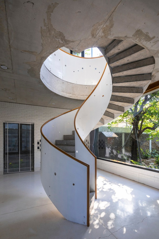 Từ ngoại thất đến nội thất, toàn bộ ngôi nhà được xây dựng bằng khối xi măng và đá mài truyền thống, tạo nên một không gian và hình thức kiến trúc gắn kết. Sự pha trộn hài hòa của những yếu tố này mang lại cho ngôi nhà vẻ mộc mạc và tinh tế.