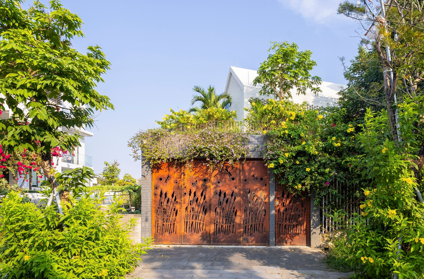 Ngôi nhà hòa nhập liền mạch với cảnh quan thiên nhiên xung quanh, mang đến cho chủ nhân một nơi trú ẩn yên tĩnh trong những năm tháng vàng son của họ.