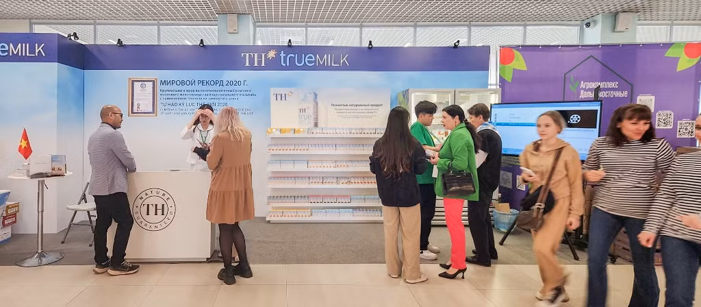 Khu vực gian hàng giới thiệu sản phẩm của Tập đoàn TH tại Global Expo Vladivostok 2024 thu hút nhiều khách hàng tham quan, trải nghiệm sản phẩm. Ảnh: An Lâm