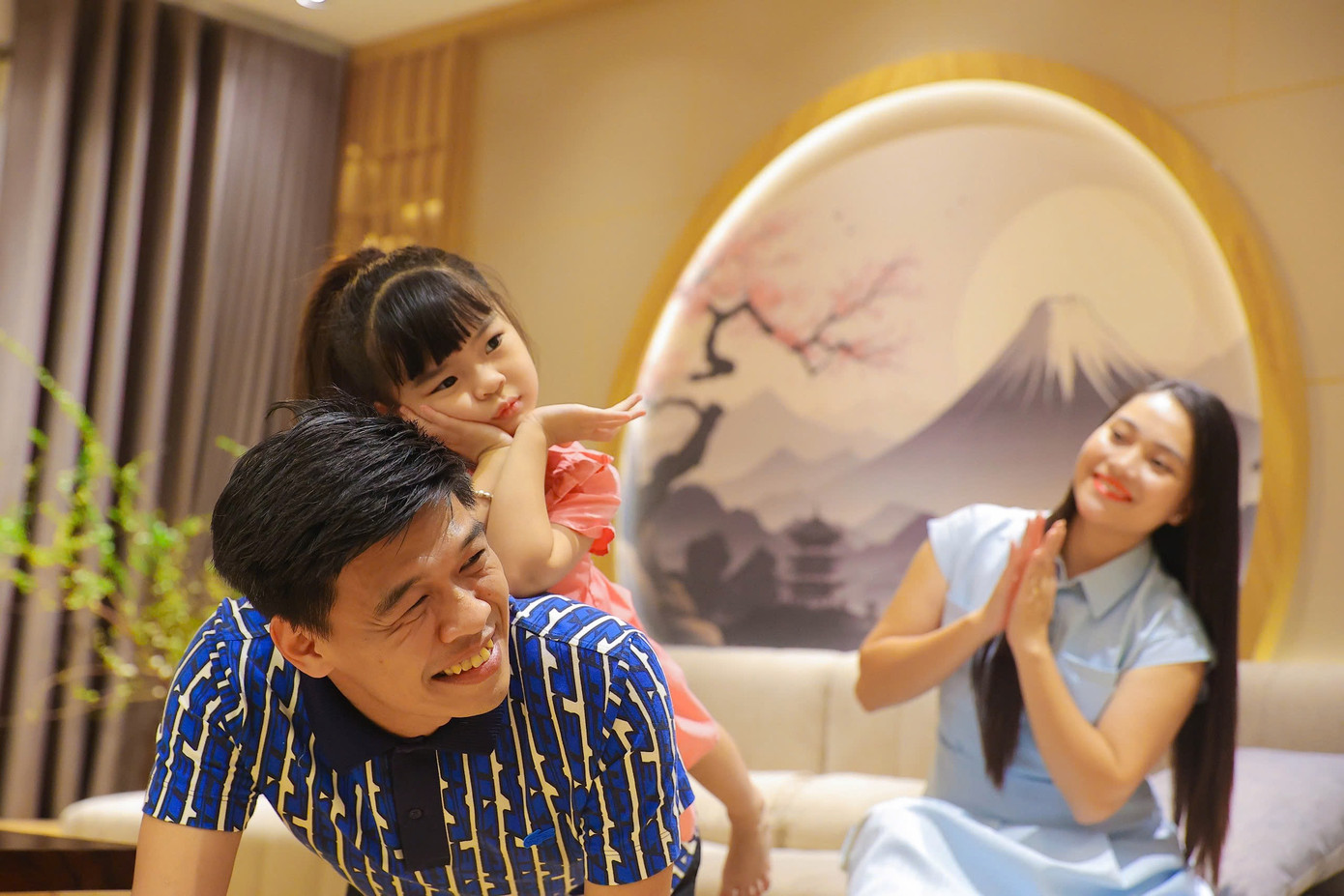 Gia đình nhỏ hạnh phúc của Trung Ruồi và diễn viên múa Ngọc Hà. Ảnh: Trọng Tài.