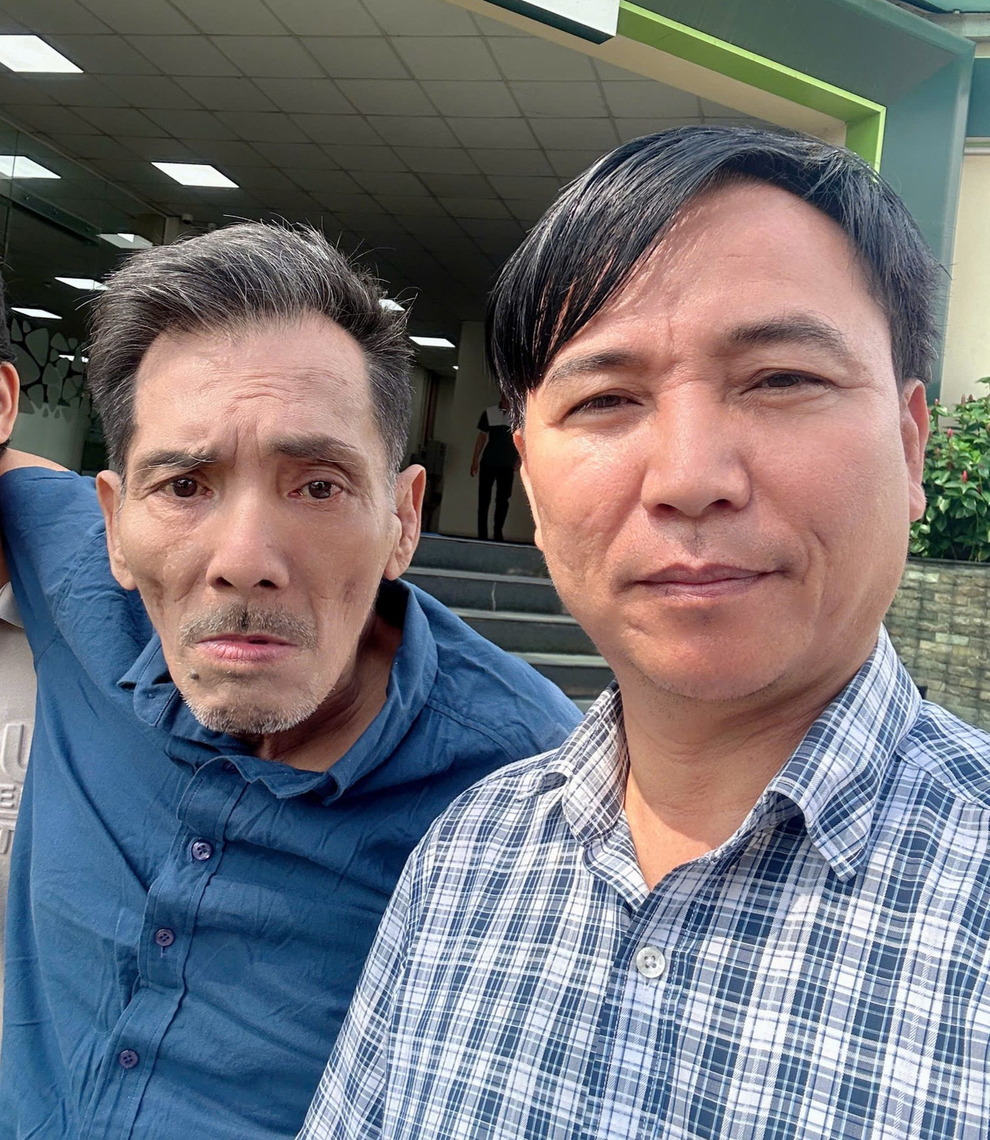 Nghệ sĩ Thương Tín không thể đi lại do hai chân sưng phù, chưa rõ nguyên nhân.