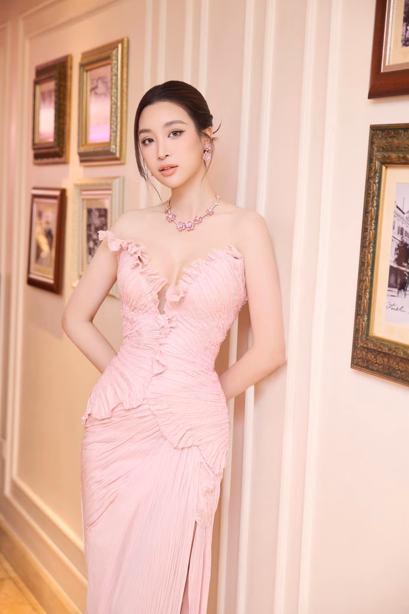 Theo Đỗ Mỹ Linh, đây là cuộc thi uy tín và ý nghĩa với bản thân. Cô hy vọng mùa giải sớm tìm được hoa hậu mới đăng quang một cách xứng đáng. “Các cuộc thi nhan sắc hiện nay đã thay đổi rất nhiều. Các người đẹp sau khi đăng quang có sự đầu tư bài bản, chuyên nghiệp hơn. Các hoa hậu đều có cơ hội tỏa sáng và có hành trình đầy thú vị”, Hoa hậu Đỗ Mỹ Linh nói. Theo Đỗ Mỹ Linh, đây là cuộc thi uy tín và ý nghĩa với bản thân. Cô hy vọng mùa giải sớm tìm được hoa hậu mới đăng quang một cách xứng đáng. “Các cuộc thi nhan sắc hiện nay đã thay đổi rất nhiều. Các người đẹp sau khi đăng quang có sự đầu tư bài bản, chuyên nghiệp hơn. Các hoa hậu đều có cơ hội tỏa sáng và có hành trình đầy thú vị”, Hoa hậu Đỗ Mỹ Linh nói.