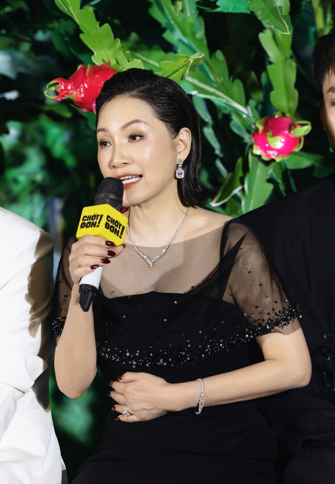 NSND Hồng Vân, nghệ sĩ Quyền Linh, Hồng Đào và Hoa hậu Thùy Tiên tại họp báo.