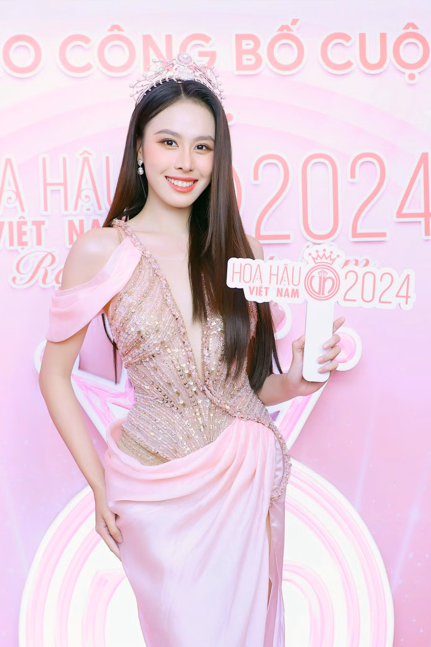 Ngọc Hằng nói cô biết ơn khi được trao cơ hội trở thành Á hậu 2 Hoa hậu Việt Nam 2022, tiếp tục đến với Hoa hậu Liên lục địa 2023. Ngọc Hằng nói cô biết ơn khi được trao cơ hội trở thành Á hậu 2 Hoa hậu Việt Nam 2022, tiếp tục đến với Hoa hậu Liên lục địa 2023.