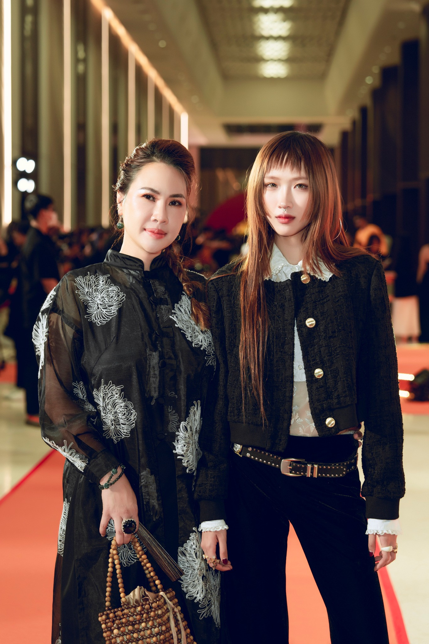 Alena và mẹ - ca sĩ Ngọc Phạm trên thảm đỏ.