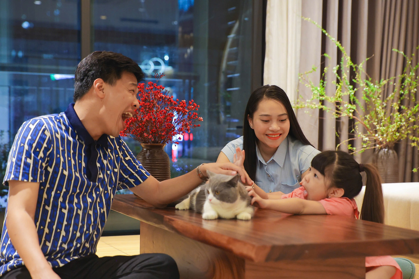 Gia đình nhỏ hạnh phúc của Trung Ruồi và diễn viên múa Ngọc Hà. Ảnh: Trọng Tài.