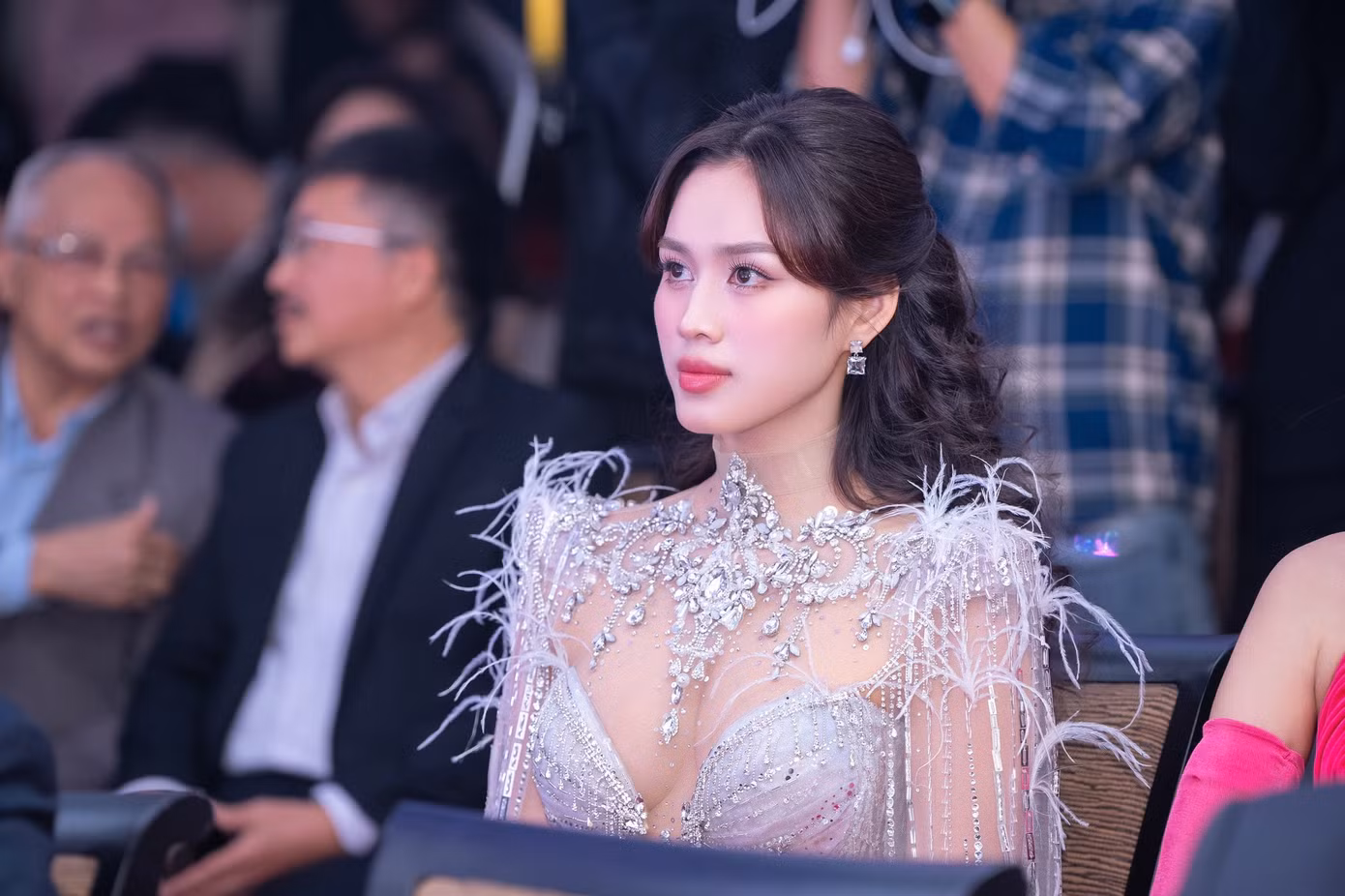 Đỗ Thị Hà khẳng định cô trở thành phiên bản tốt hơn sau khi đăng quang Hoa hậu Việt Nam 2020. Đỗ Thị Hà chia sẻ nhờ có danh hiệu cô dễ dàng thực hiện nhiều dự án cộng đồng, công việc trong mơ ước. Đỗ Thị Hà khẳng định cô trở thành phiên bản tốt hơn sau khi đăng quang Hoa hậu Việt Nam 2020. Đỗ Thị Hà chia sẻ nhờ có danh hiệu cô dễ dàng thực hiện nhiều dự án cộng đồng, công việc trong mơ ước.