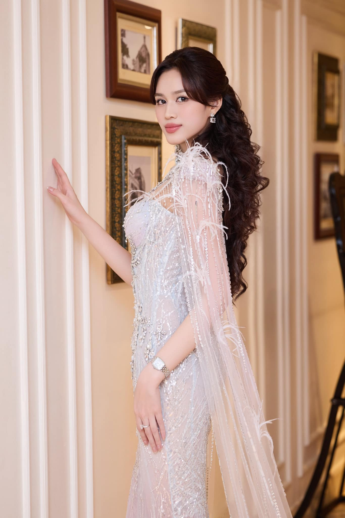 “Tôi muốn dành lời chúc tốt đẹp cho các thí sinh của cuộc thi Hoa hậu Việt Nam 2024. Hy vọng các bạn có thời gian tận hưởng, ý nghĩa tại cuộc thi. Tôi nghĩ rằng thứ chúng ta nhận được sau cuộc thi không chỉ danh hiệu, kết quả mà còn là hành trình ý nghĩa, có thể giao lưu kết nối. Hy vọng các bạn có thời gian đẹp với Hoa hậu Việt Nam giống như tôi”, Đỗ Thị Hà bày tỏ.