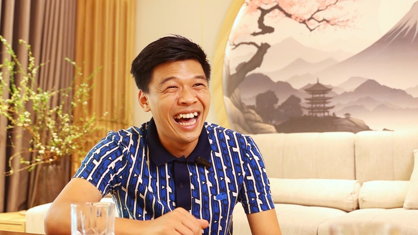 Trung Ruồi chia sẻ anh quen với cái xấu từ nhỏ nên chưa từng mặc cảm, động lòng. &quot;Mọi người thường lấy cái già, cái xấu của tôi ra để trêu đùa. Tôi không buồn đâu”, anh nói. Ảnh: Trọng Tài.