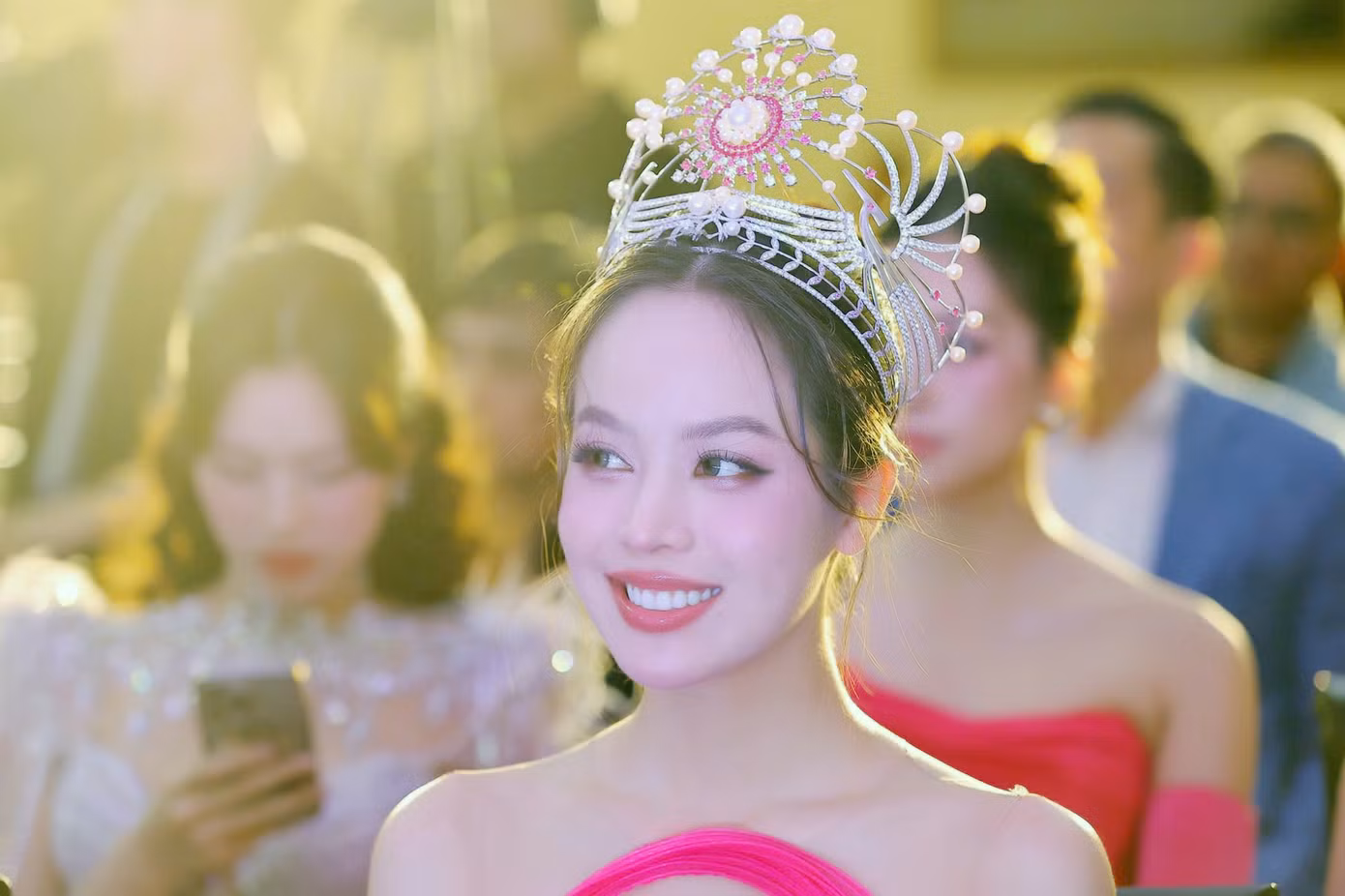 Hoa hậu Thanh Thủy cho biết danh hiệu Hoa hậu Quốc tế mà cô giành được giúp cho hai năm nhiệm kỳ trở nên ý nghĩa hơn. “Đây là thời điểm thích hợp để tôi kết thúc nhiệm kỳ và tìm ra tân hoa hậu. Tôi rất mãn nguyện về nhiệm kỳ của mình. Mong rằng cuộc thi năm nay thành công tốt đẹp”, cô nói. Hoa hậu Thanh Thủy cho biết danh hiệu Hoa hậu Quốc tế mà cô giành được giúp cho hai năm nhiệm kỳ trở nên ý nghĩa hơn. “Đây là thời điểm thích hợp để tôi kết thúc nhiệm kỳ và tìm ra tân hoa hậu. Tôi rất mãn nguyện về nhiệm kỳ của mình. Mong rằng cuộc thi năm nay thành công tốt đẹp”, cô nói.