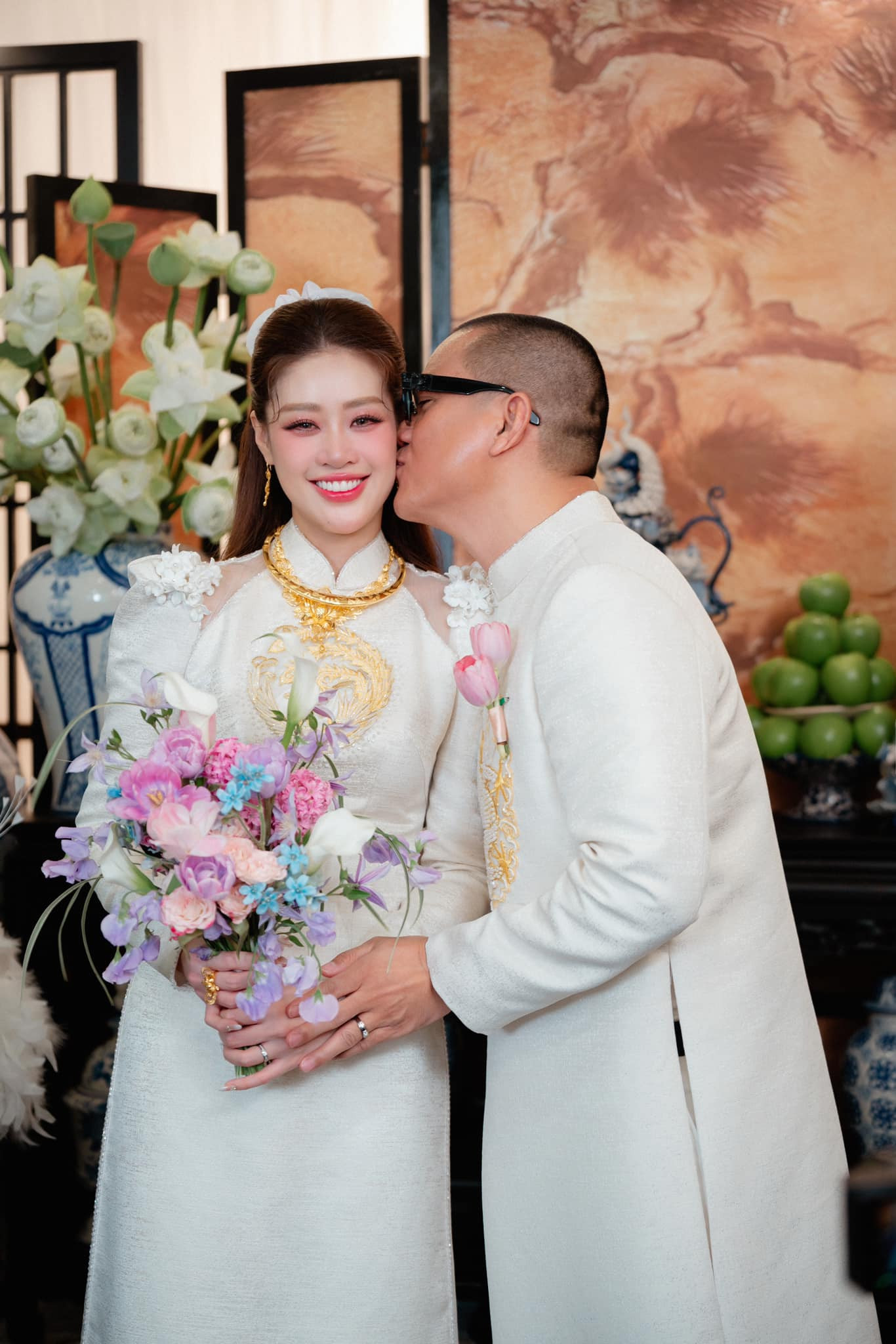 Cô không kìm được xúc động, bật khóc khi thực hiện các nghi thức truyền thống hay lúc lắng nghe chia sẻ từ bố mẹ hai bên. “Ước mơ của em đã thành sự thật. Từ giờ gia đình anh cũng là gia đình em”, Khánh Vân chia sẻ.