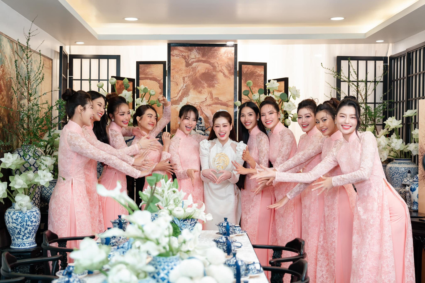 Trước ngày vui, Khánh Vân và bạn trai chụp nhiều bộ ảnh cưới với các phong cách khác nhau.