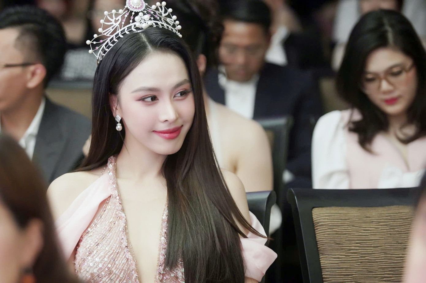 “Suốt 2 năm qua, tôi thấy mình trưởng thành rất nhiều, cả trong công việc và nội tâm. Tôi có hai lời khuyên cho các thí sinh năm nay. Các bạn hãy chuẩn bị tinh thần vững vàng cho một mùa nhan sắc mới. Bên cạnh đó, hãy lên kế hoạch cho hành trình cuộc đời, sự nghiệp của mình để thêm sự tự tin khi bắt đầu tham gia cuộc thi”, Ngọc Hằng nhấn mạnh.