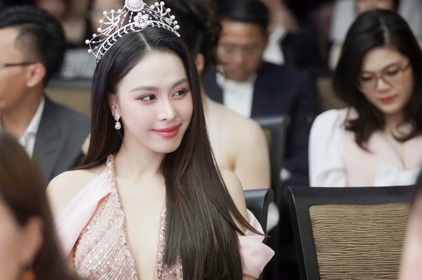 “Suốt 2 năm qua, tôi thấy mình trưởng thành rất nhiều, cả trong công việc và nội tâm. Tôi có hai lời khuyên cho các thí sinh năm nay. Các bạn hãy chuẩn bị tinh thần vững vàng cho một mùa nhan sắc mới. Bên cạnh đó, hãy lên kế hoạch cho hành trình cuộc đời, sự nghiệp của mình để thêm sự tự tin khi bắt đầu tham gia cuộc thi”, Ngọc Hằng nhấn mạnh. “Suốt 2 năm qua, tôi thấy mình trưởng thành rất nhiều, cả trong công việc và nội tâm. Tôi có hai lời khuyên cho các thí sinh năm nay. Các bạn hãy chuẩn bị tinh thần vững vàng cho một mùa nhan sắc mới. Bên cạnh đó, hãy lên kế hoạch cho hành trình cuộc đời, sự nghiệp của mình để thêm sự tự tin khi bắt đầu tham gia cuộc thi”, Ngọc Hằng nhấn mạnh.