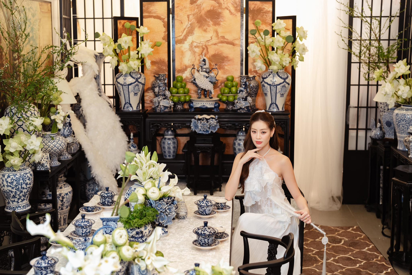 Không gian lễ ăn hỏi Khánh Vân được trang trí bằng hoa sen trắng. Điểm nhấn là các đồ vật bằng gốm. Trong tiệc cưới ngày 12/12, Khánh Vân yêu cầu khách mời mặc trang phục màu đen, không đưa theo trẻ em.