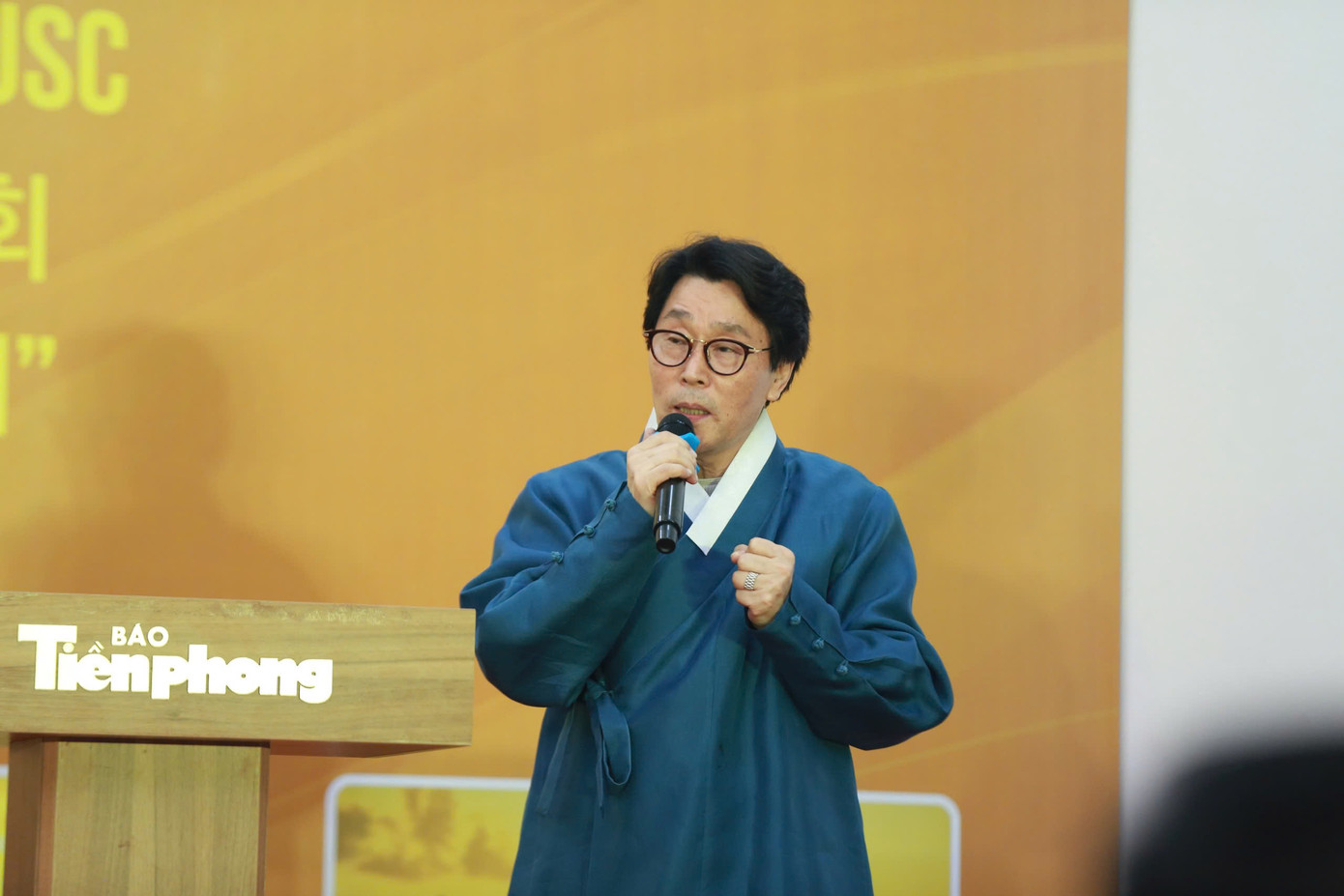 Ông Jeng Min-woo - Chủ tịch HĐQT SJ World Company. Ông là người đứng sau các tác phẩm đình đám như Điên thì có sao, May Queen, 2009 Lost memories... Ông Jeng Min-woo - Chủ tịch HĐQT SJ World Company. Ông là người đứng sau các tác phẩm đình đám như Điên thì có sao, May Queen, 2009 Lost memories...