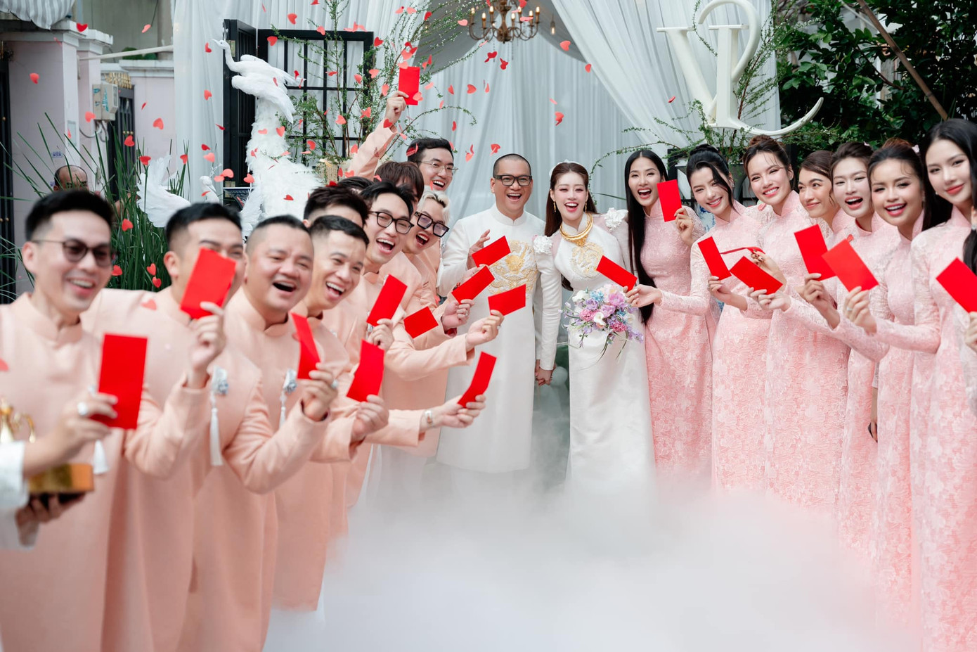 Cô dâu và chú rể diện áo dài trắng, thêu họa tiết long phụng trước ngực. Dự kiến đám cưới của Khánh Vân diễn ra ngày 12/12.