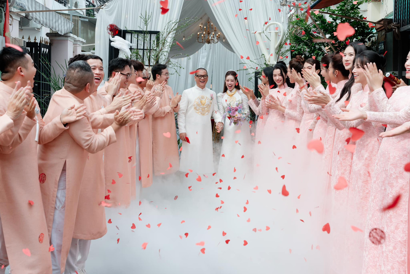 Theo thiệp mời, cô dâu chú rể đón khách từ 17h30 và bắt đầu các nghi thức cưới vào 19h. Sau khi thực hiện các nghi thức truyền thống, mọi người nhập tiệc vào 19h30 và từ 21h là after party.