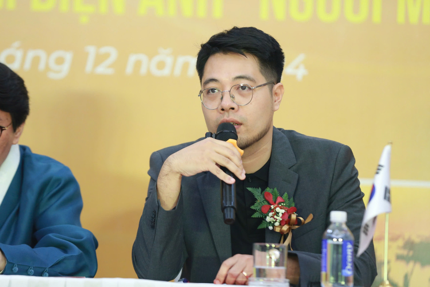 Đạo diễn Đinh Tuấn Vũ (trái) và đạo diễn Hàn Quốc - Yoo Cheol Yong. Đạo diễn Đinh Tuấn Vũ (trái) và đạo diễn Hàn Quốc - Yoo Cheol Yong.