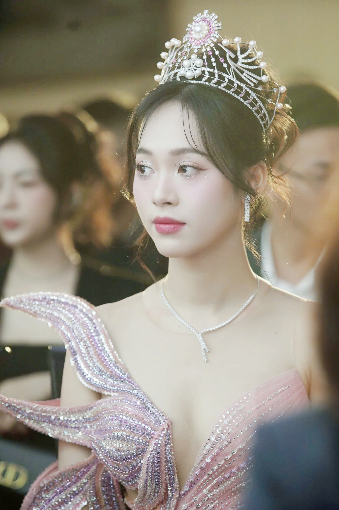 “Tôi chỉ tham gia duy nhất một cuộc thi sắc đẹp là Hoa hậu Việt Nam 2022 và thấy bản thân mình đã được học hỏi và trải nghiệm rất nhiều. Tôi tin rằng các bạn sẽ có những hành trình ý nghĩa ở cuộc thi năm nay”, Trịnh Thùy Linh nói.