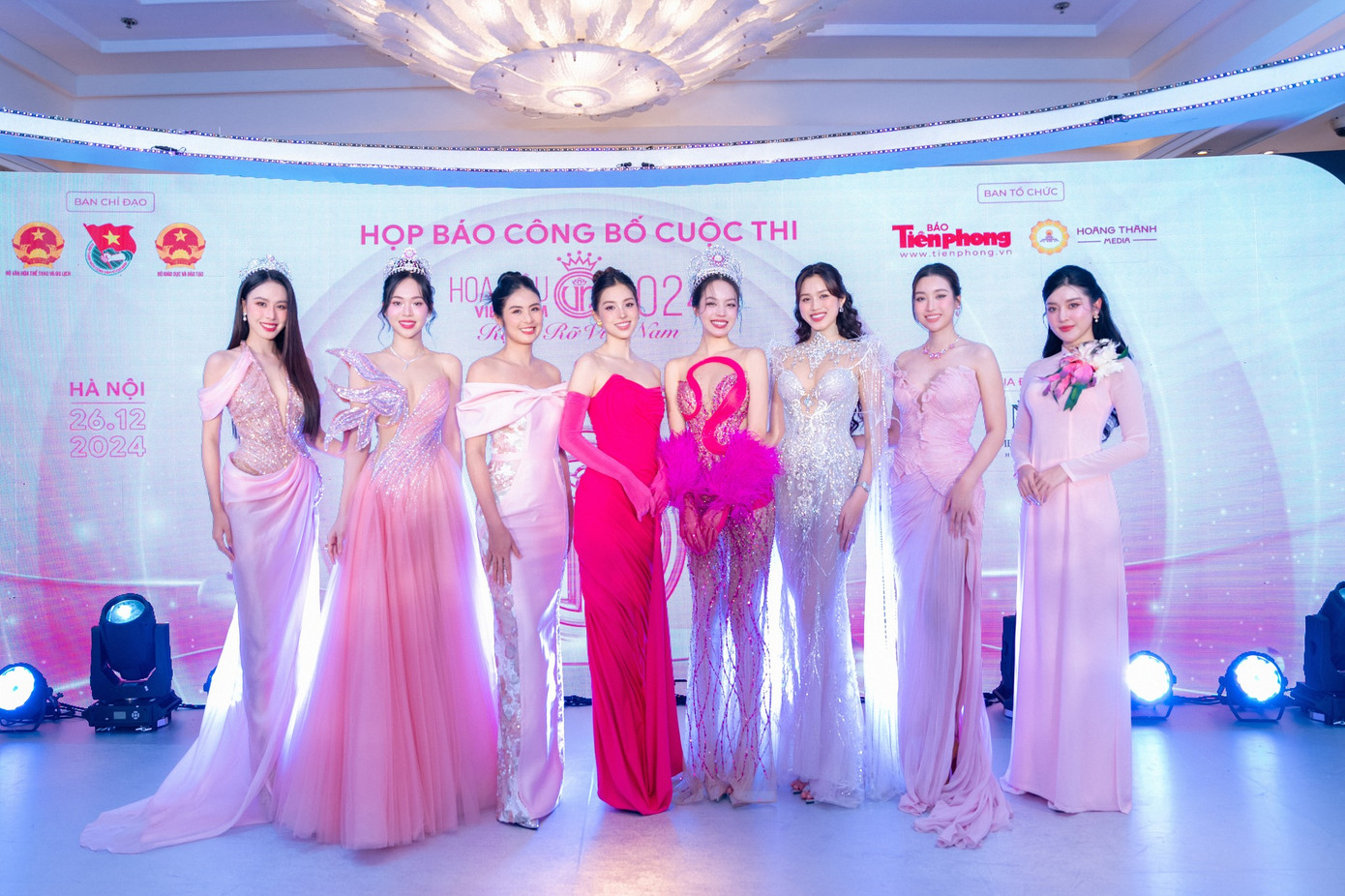 Chiều 26/12, cuộc thi Hoa hậu Việt Nam 2024 chính thức khởi động với nhiều điểm mới, nhằm bắt kịp những vấn đề thời sự đất nước và dòng chảy của thời đại. Tham dự họp báo có nhiều hoa hậu, á hậu qua các thời kỳ như Hoa hậu Việt Nam 2010 Ngọc Hân, Hoa hậu Việt Nam 2016 Đỗ Mỹ Linh, Hoa hậu Việt Nam 2018 Trần Tiểu Vy, Hoa hậu Việt Nam 2020 Đỗ Thị Hà, đương kim Hoa hậu Việt Nam - Hoa hậu Quốc tế 2024 Huỳnh Thị Thanh Thủy, Á hậu Huyền My, Á hậu Trịnh Thùy Linh và Á hậu Ngọc Hằng.