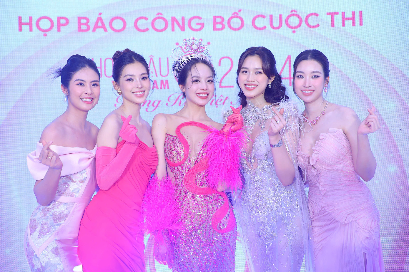 Đây là lần hiếm hoi 5 hoa hậu Việt Nam chung khung hình.