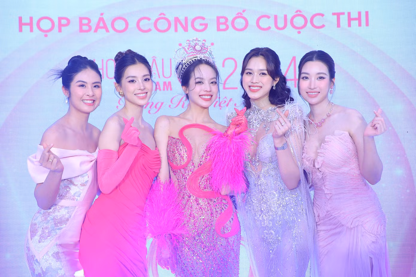 Đây là lần hiếm hoi 5 hoa hậu Việt Nam chung khung hình. Đây là lần hiếm hoi 5 hoa hậu Việt Nam chung khung hình.