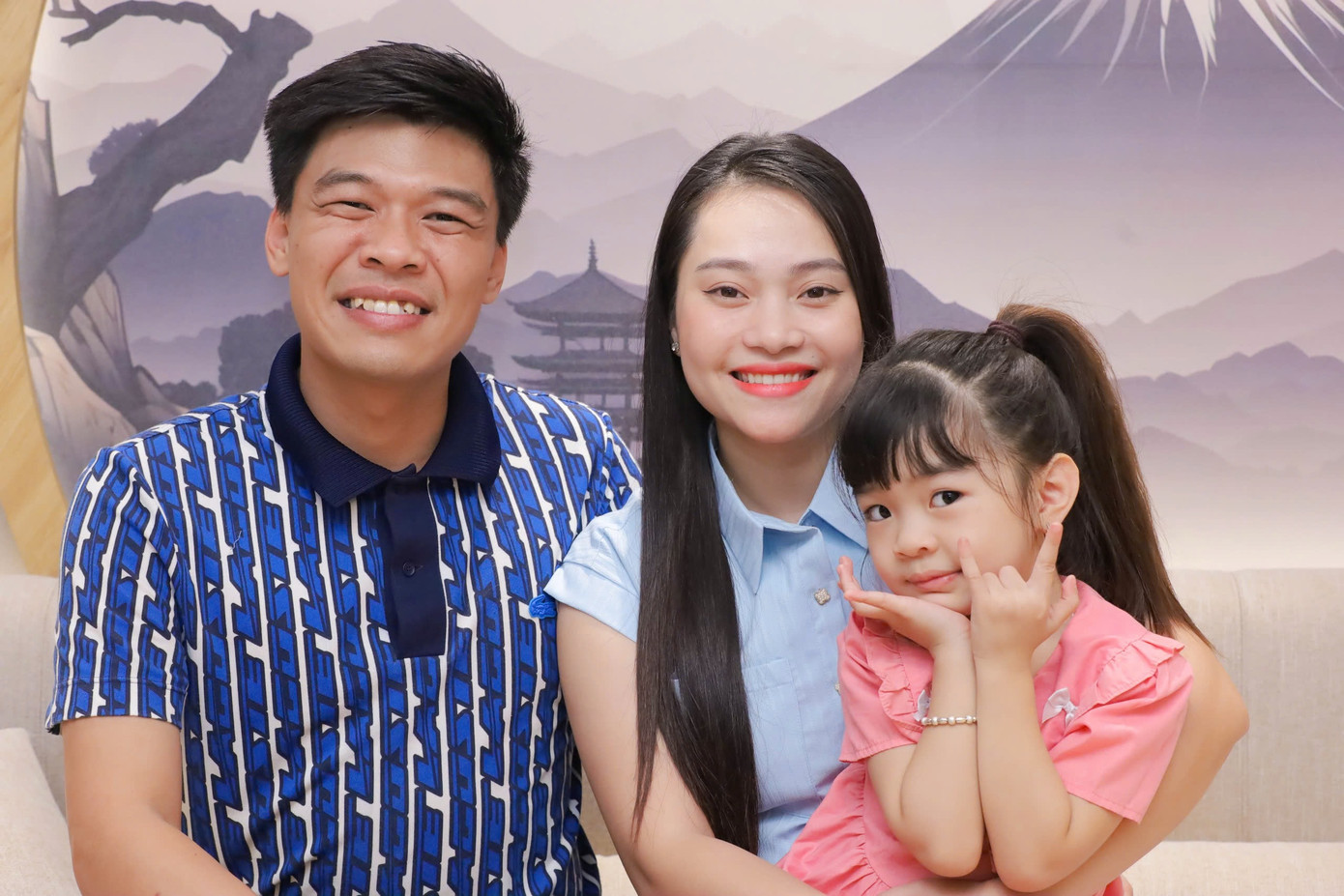 Gia đình nhỏ hạnh phúc của Trung Ruồi và diễn viên múa Ngọc Hà. Ảnh: Trọng Tài.